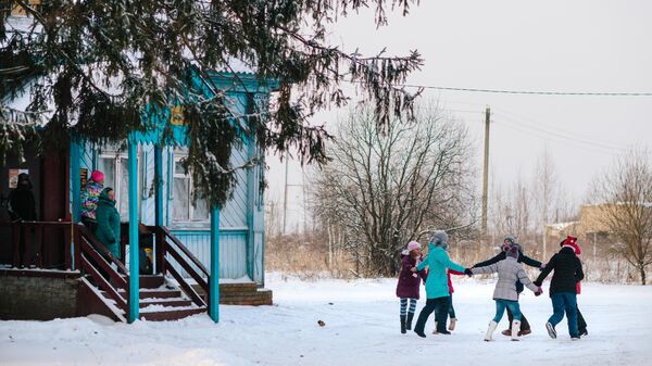 Дети водят хоровод у сельского Дома культуры в Ивановской области