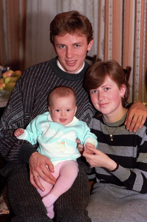 Советский хоккеист, двукратный олимпийский чемпион, неоднократный чемпион мира Игорь Ларионов с женой и дочкой.