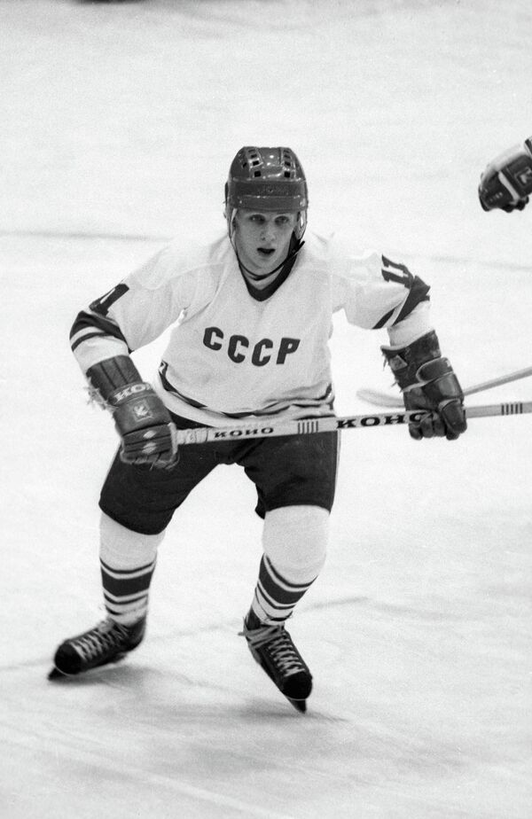 Центральный нападающий сборной СССР Игорь Ларионов на XV Международном хоккейном турнире на приз Известный.