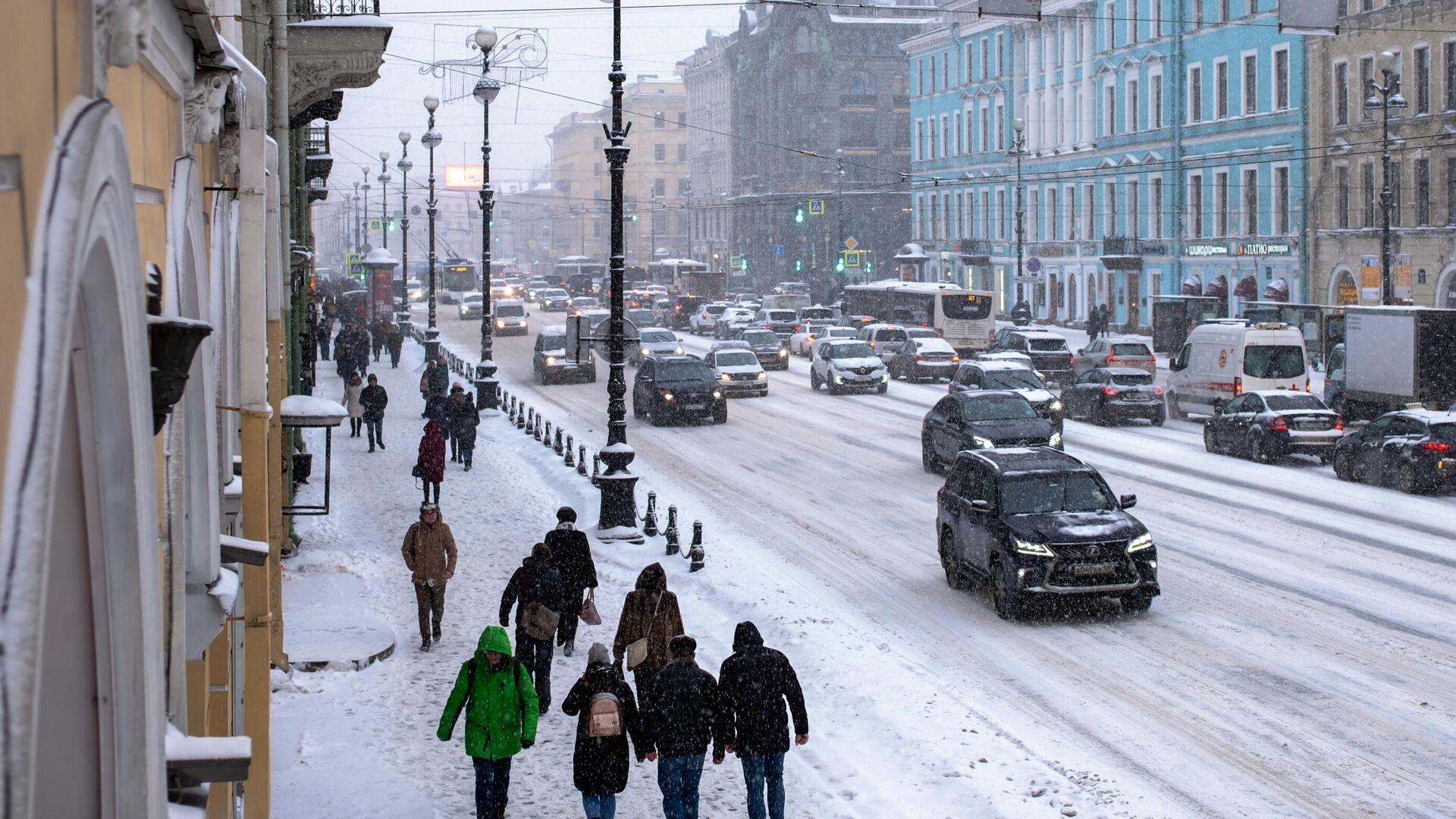 На Невском проспекте в Санкт-Петербурге во время снегопада - РИА Новости, 1920, 22.12.2021