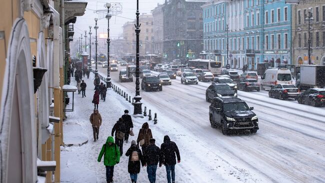 На Невском проспекте в Санкт-Петербурге во время снегопада