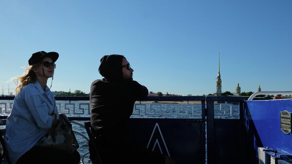Туристы на прогулочном катере в Петербурге