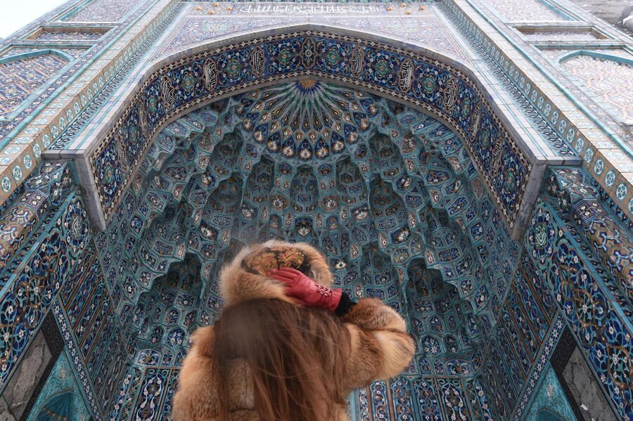Девушка рассматривает сотовый свод портала Санкт-Петербургской соборной мечети 