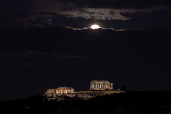 Бобровая луна над Акрополем в Афинах 