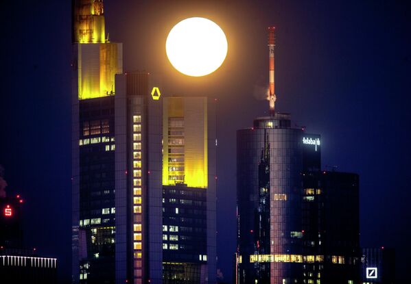 Бобровая луна над Франкфуртом, Германия 