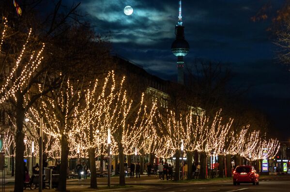 Бобровая луна над Берлином, Германия 