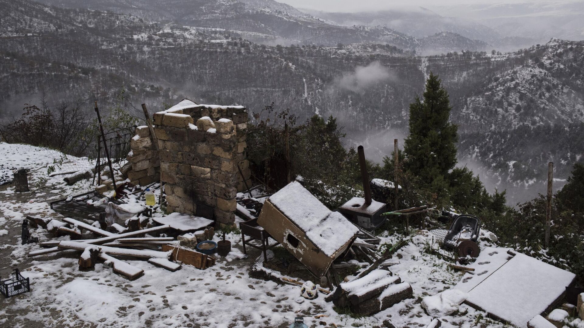Разрушенный дом в одном из поселков в Нагорном Карабахе - РИА Новости, 1920, 03.12.2020