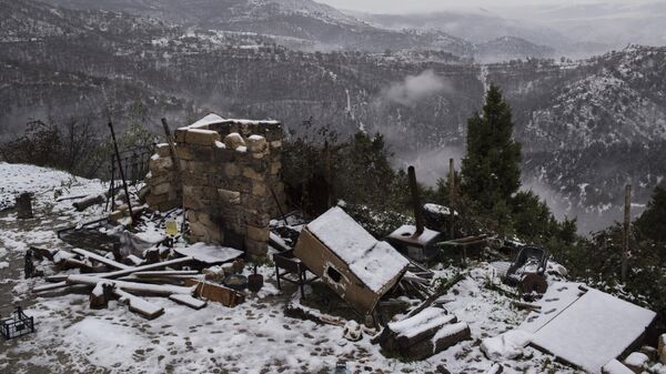 Разрушенный дом в одном из поселков в Нагорном Карабахе