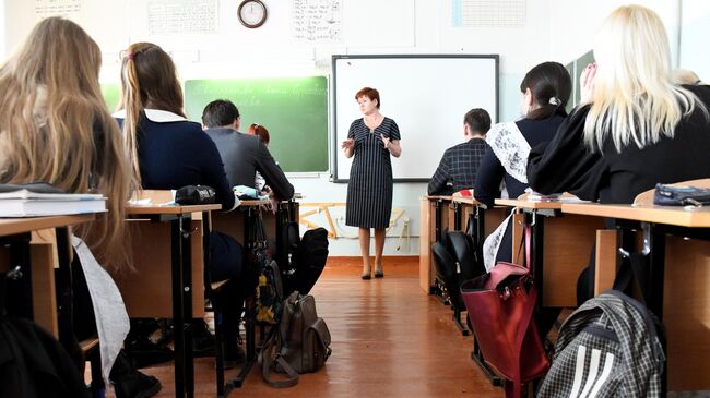 В Совфеде призвали установить нижний порог зарплаты для учителей