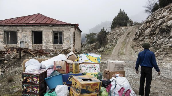 Люди собирают все необходимые вещи перед отъездом из города Лачин в Нагорном Карабахе