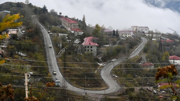 Вид на дома и автомобильную дорогу в городе Лачин (Бердзор)