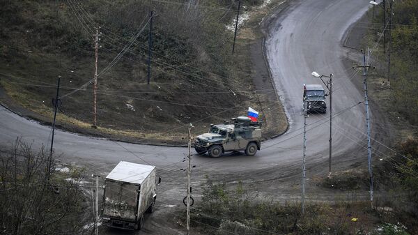 Автомобили российского миротворческого контингента на одной из улиц в городе Лачин (Бердзор)