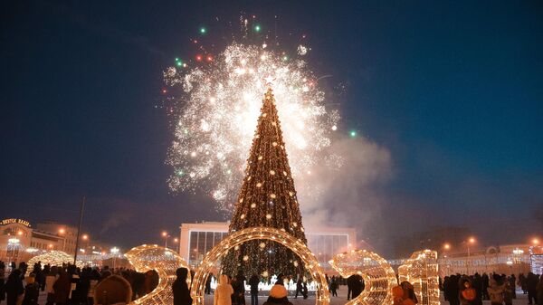 Праздничный салют на торжественной церемонии зажжения огней на первой новогодней елке страны в Якутске