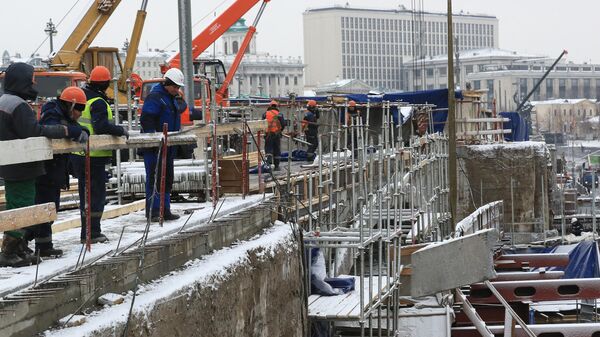 Рабочие проводят работы по замене чугунных ограждений и гранита во время капитального ремонта Большого Каменного моста в Москве