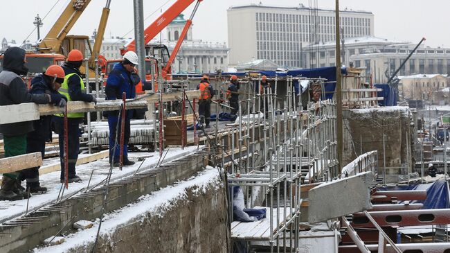 Рабочие проводят работы по замене чугунных ограждений и гранита во время капитального ремонта Большого Каменного моста в Москве