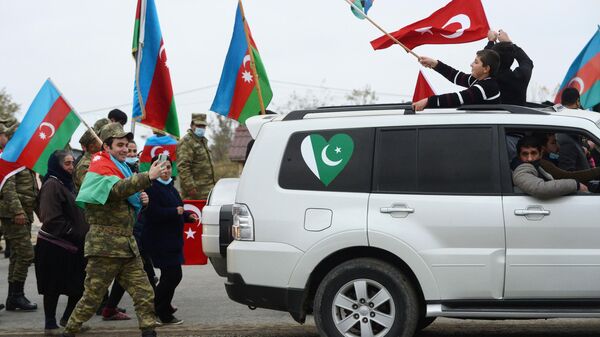 Военнослужащие азербайджанской армии и жители Агджабединского района Азербайджана празднуют возвращения Лачинского района
