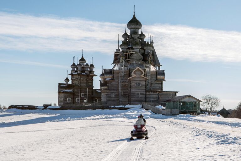 Снегоход с туристами на острове Кижи. в музее-заповеднике Кижи