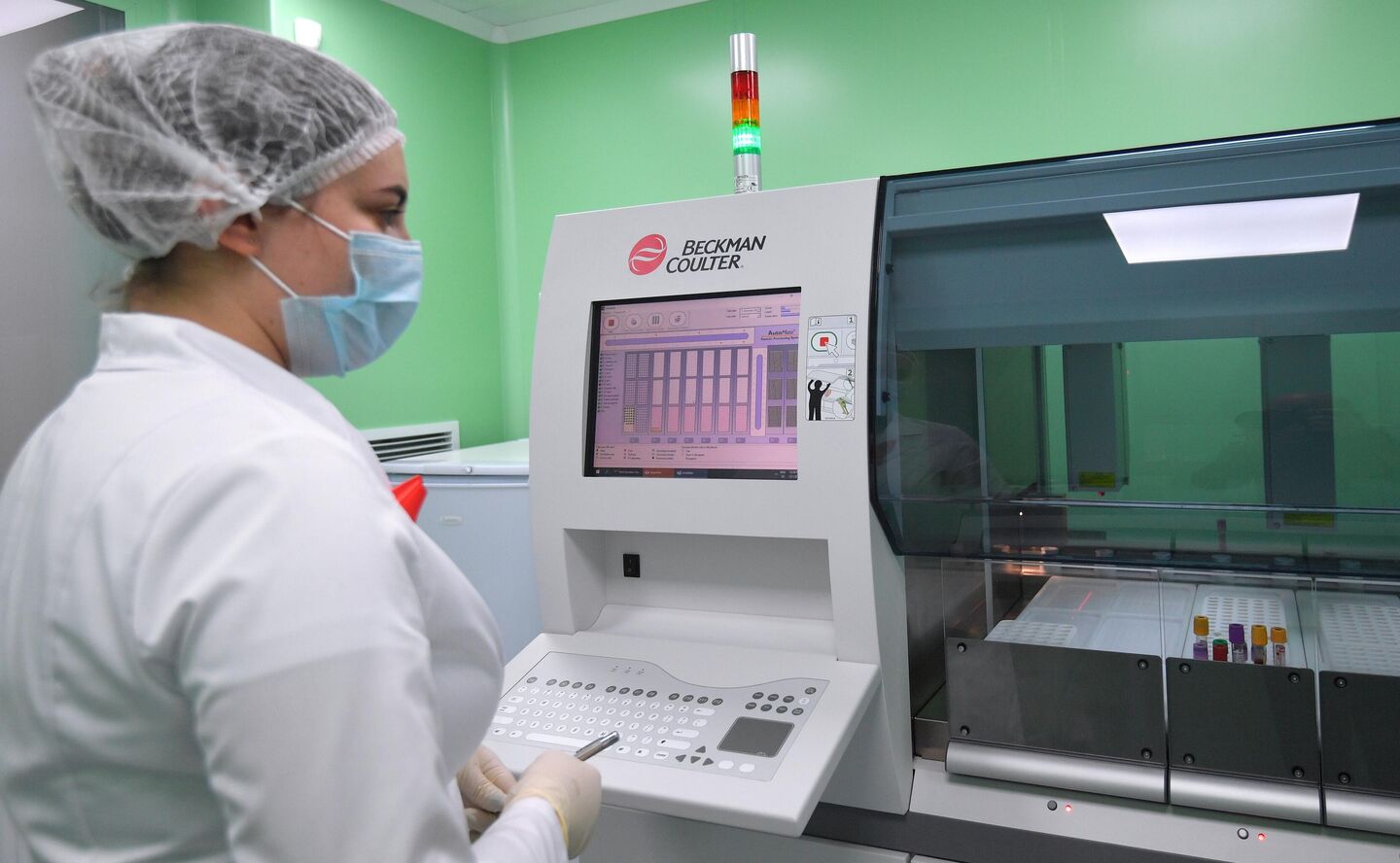 Лаборант научного центра по профилактике и борьбе со СПИДом в Москве проводит исследование крови на ВИЧ-инфекцию