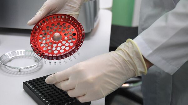 Лаборант Научного Центра по профилактике и борьбе со СПИД проводит ПЦР-анализ на ВИЧ-инфекцию