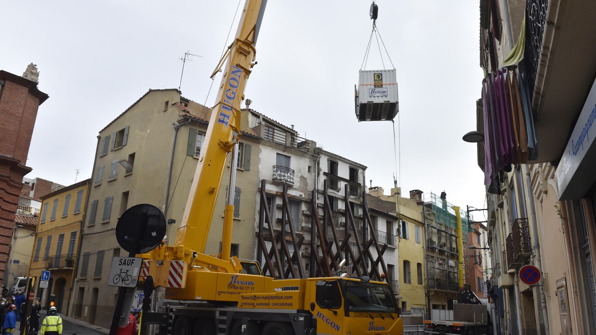 Спасатели задействовали строительный кран во время многочасовой операции по извлечению из квартиры мужчины, весящего 300 килограмм, в городе Перпиньян на юге Франции - РИА Новости, 1920, 01.12.2020