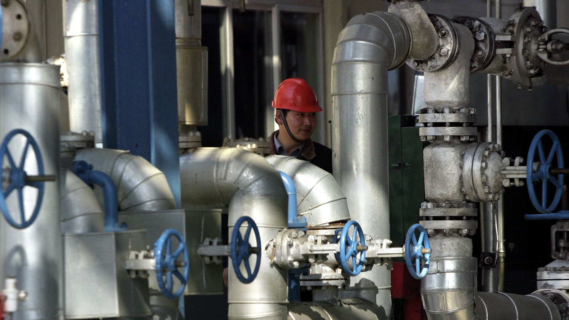 Рабочий на нефтеперерабатывающем заводе в Гирине, Китай  - РИА Новости, 1920, 19.05.2022