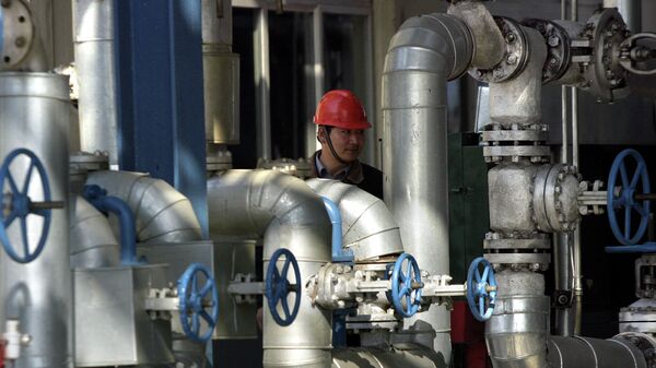 Рабочий на нефтеперерабатывающем заводе в Гирине, Китай 