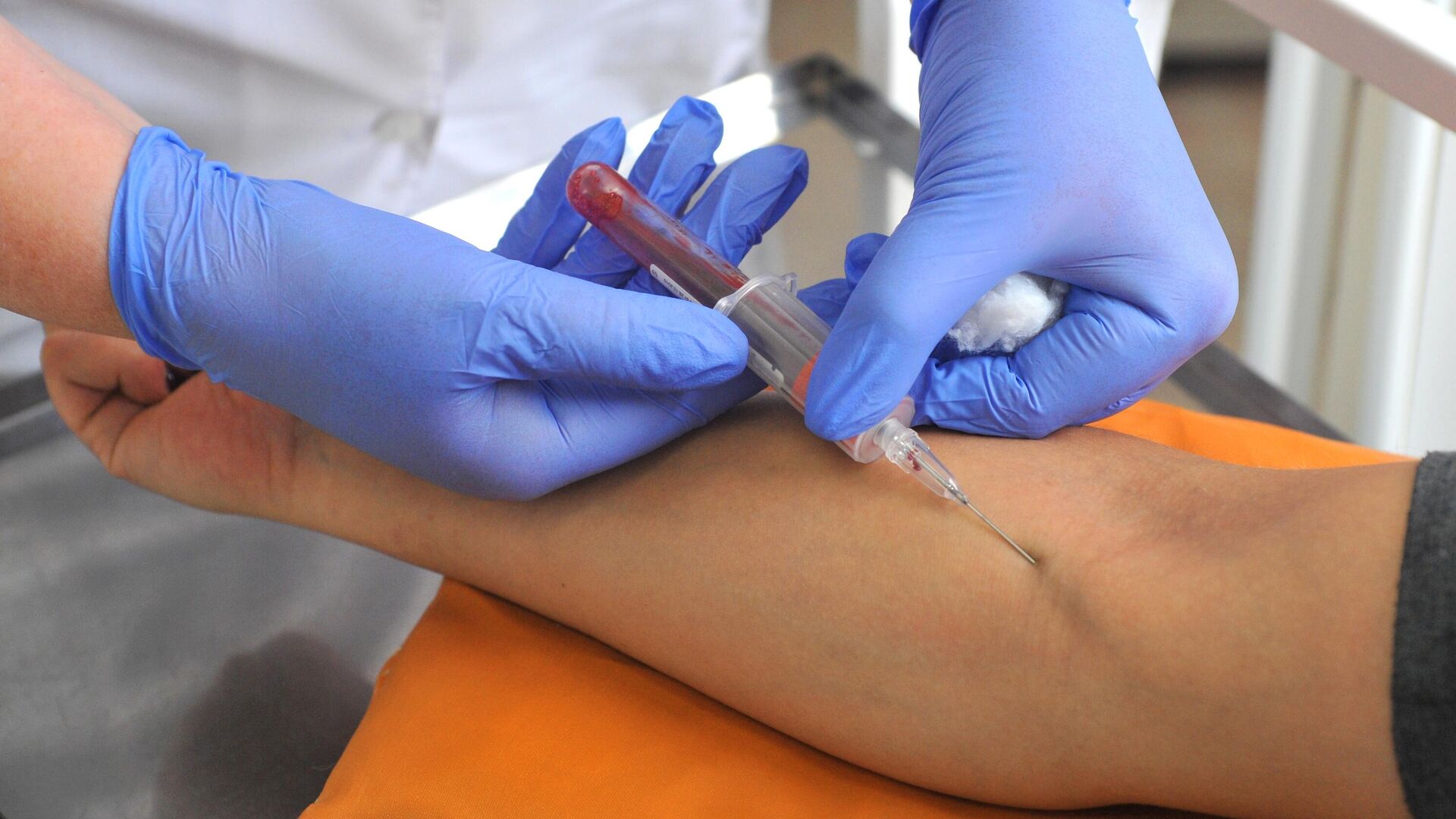 Забор крови у пациента  - РИА Новости, 1920, 01.12.2020