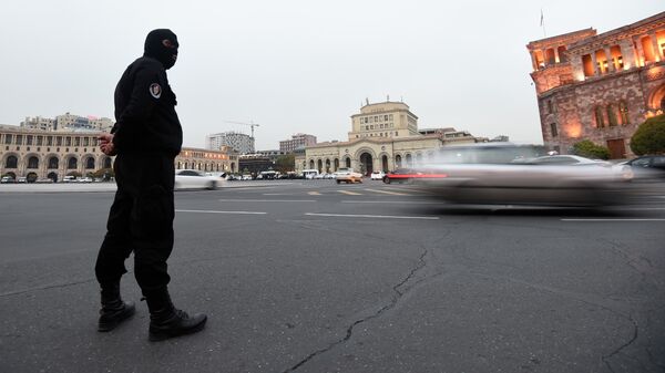 Сотрудник правоохранительных органов на площади Республики в Ереване