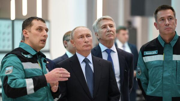 Президент РФ Владимир Путин во время посещения крупнейшего нефтехимического комплекса в Тобольске ЗапСибНефтеХим