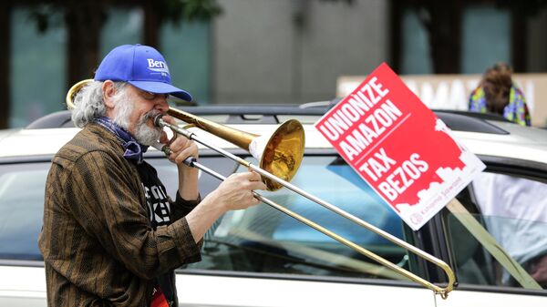 Протест возле Amazon Spheres с целью потребовать от городского совета Сиэтла обложить налогом крупнейшие предприятия города в Сиэтле, штат Вашингтон