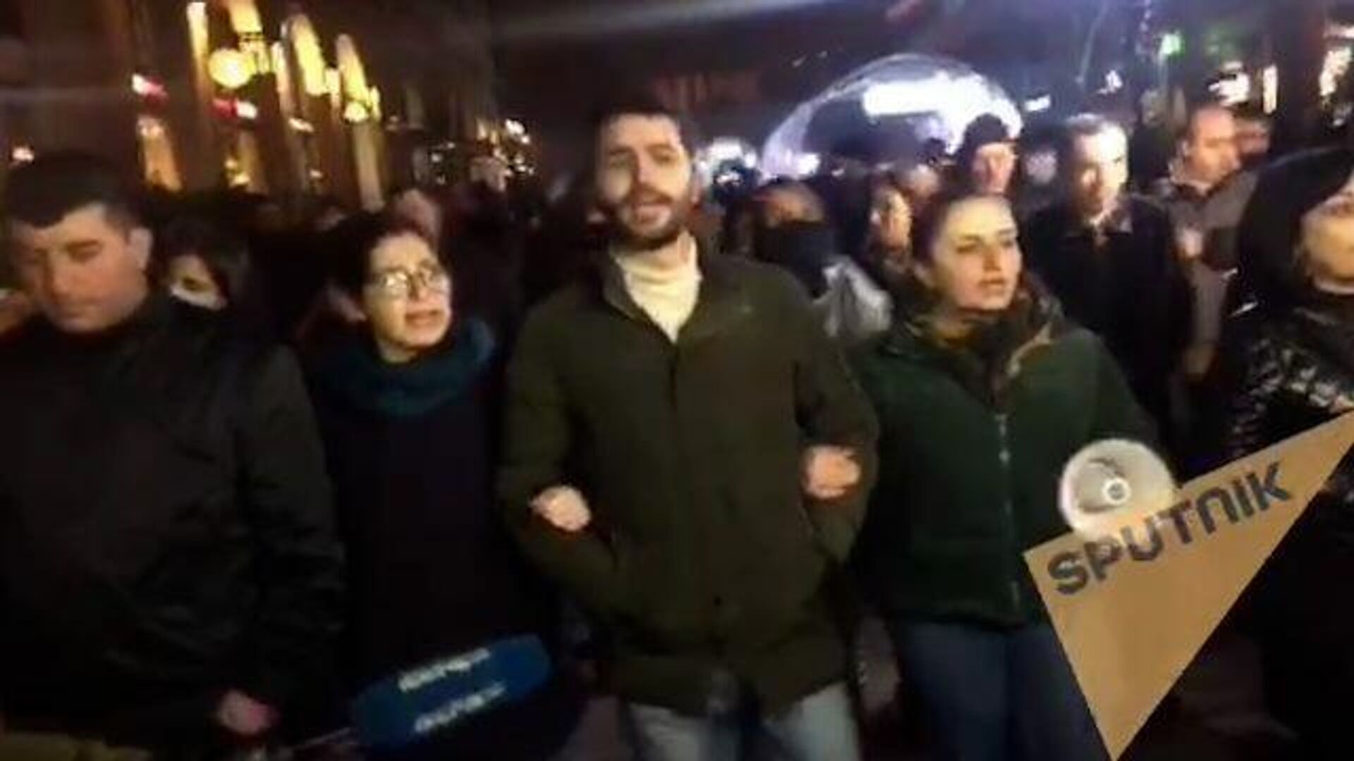 Протестующие в Ереване поют во время шествия по центральным улицам  - РИА Новости, 1920, 01.12.2020