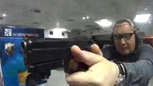 Дмитрий Рогозин с утра занимается практической стрельбой. Кадры тренировки