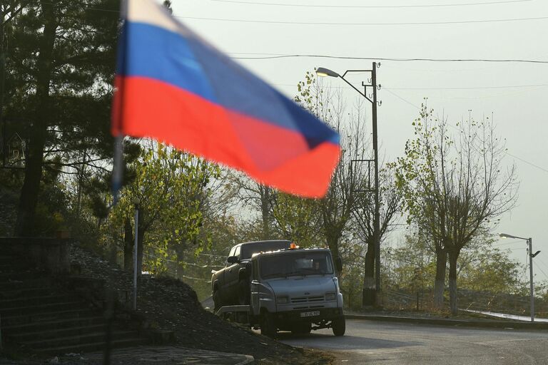 Флаг российских миротворцев на одной из улиц в городе Лачин (Бердзор) в Нагорном Карабахе