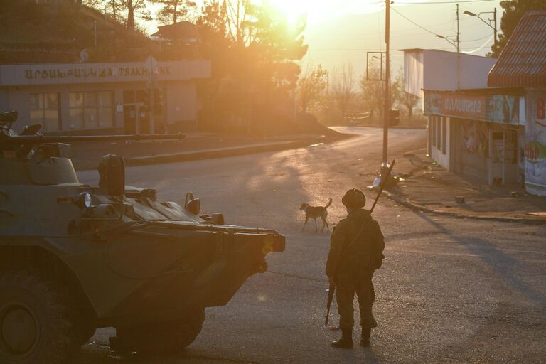 Российские миротворцы на одной из улиц в городе Лачин (Бердзор) в Нагорном Карабахе