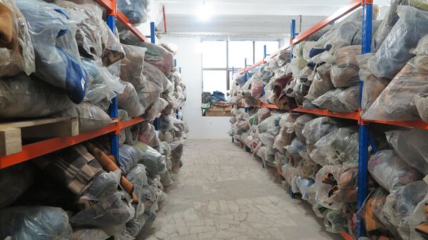 Более 3 тысяч теплых одеял в пункте выдачи гуманитарной помощи в городе Степанакерт