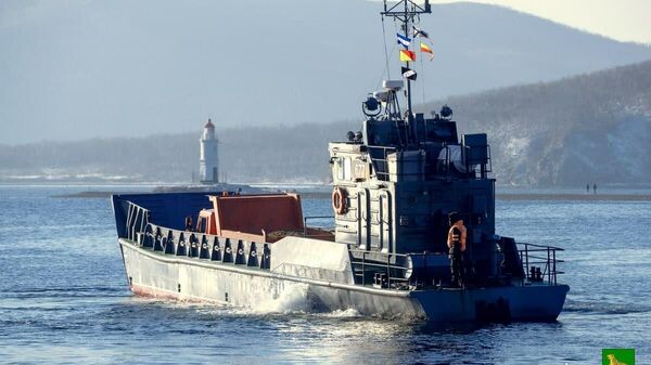 Десантные катера перевозят людей и спецтехнику на отрезанный от внешнего мира остров Русский
