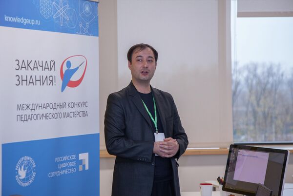 Равшан Сафаров из Таджикистана выступает на конкурсе Закачай знания  