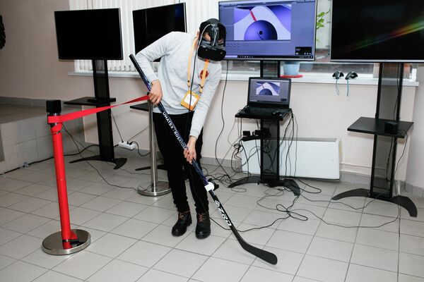 Участник чемпионата мира по композитам Сomposite battle vr играет в виртуальный хоккей