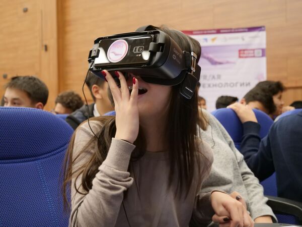 Киргизская школьница смотрит на космос через VR-очки в рамках Дней виртуальной и дополненной реальности в Бишкеке
