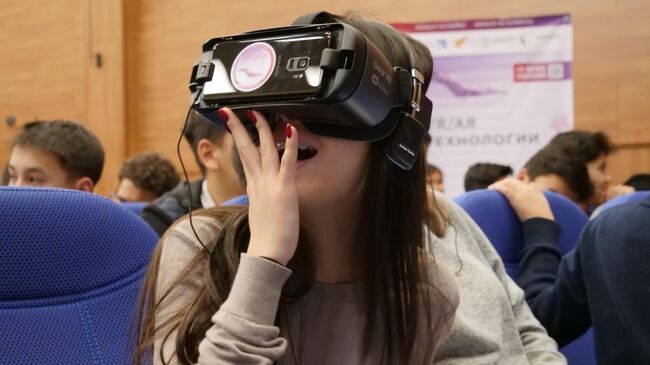 Киргизская школьница смотрит на космос через VR-очки в рамках Дней виртуальной и дополненной реальности в Бишкеке