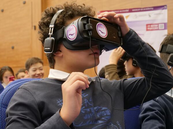 Киргизский школьник совершает виртуальный выход на поверхность спутника Земли в ходе  презентации VR-проекта Лунная станция