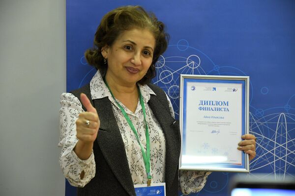 Айна Ильясова из Туркменистана выступает на конкурсе Закачай знания
