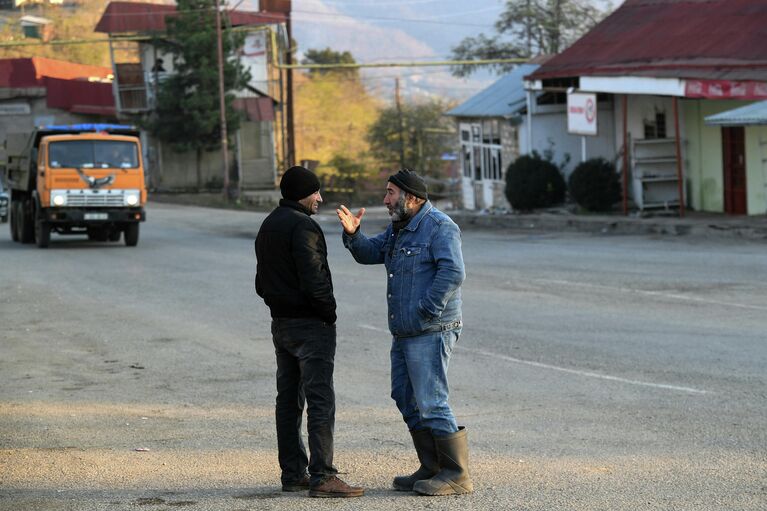 Местные жители на одной из улиц в городе Лачин (Бердзор) в Нагорном Карабахе