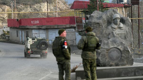 Российские миротворцы на одной из улиц в городе Лачин (Бердзор) в Нагорном Карабахе