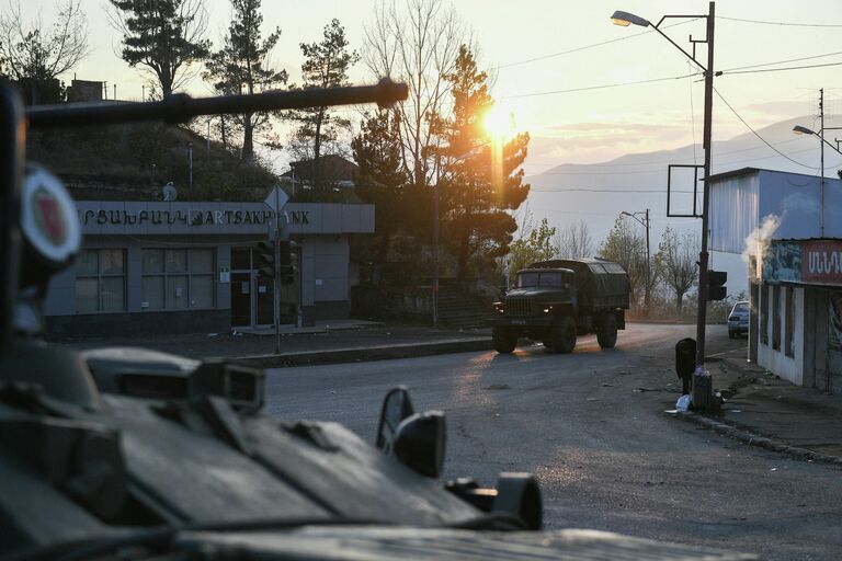 Российские миротворцы на одной из улиц в городе Лачин (Бердзор) в Нагорном Карабахе