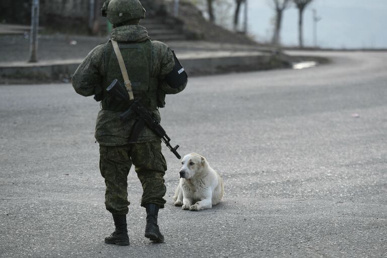 Российский миротворец на одной из улиц в городе Лачин (Бердзор) в Нагорном Карабахе