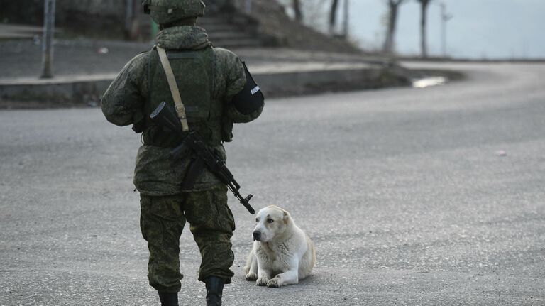 Российский миротворец на одной из улиц в городе Лачин (Бердзор) в Нагорном Карабахе