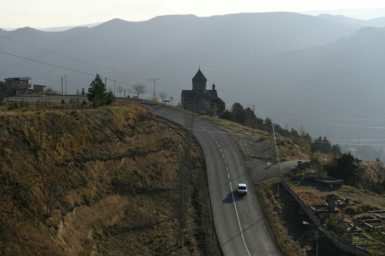 Движение по автодороге Горис-Бердзор в районе города Лачин (Бердзор) в Нагорном Карабахе