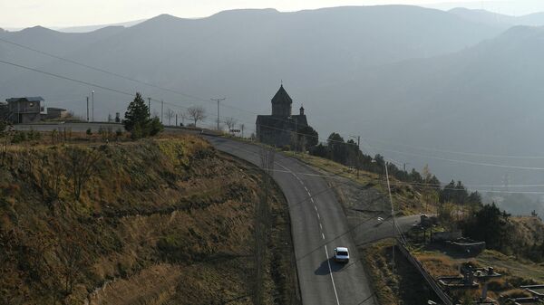 Движение по автодороге Горис-Бердзор в районе города Лачин (Бердзор) в Нагорном Карабахе