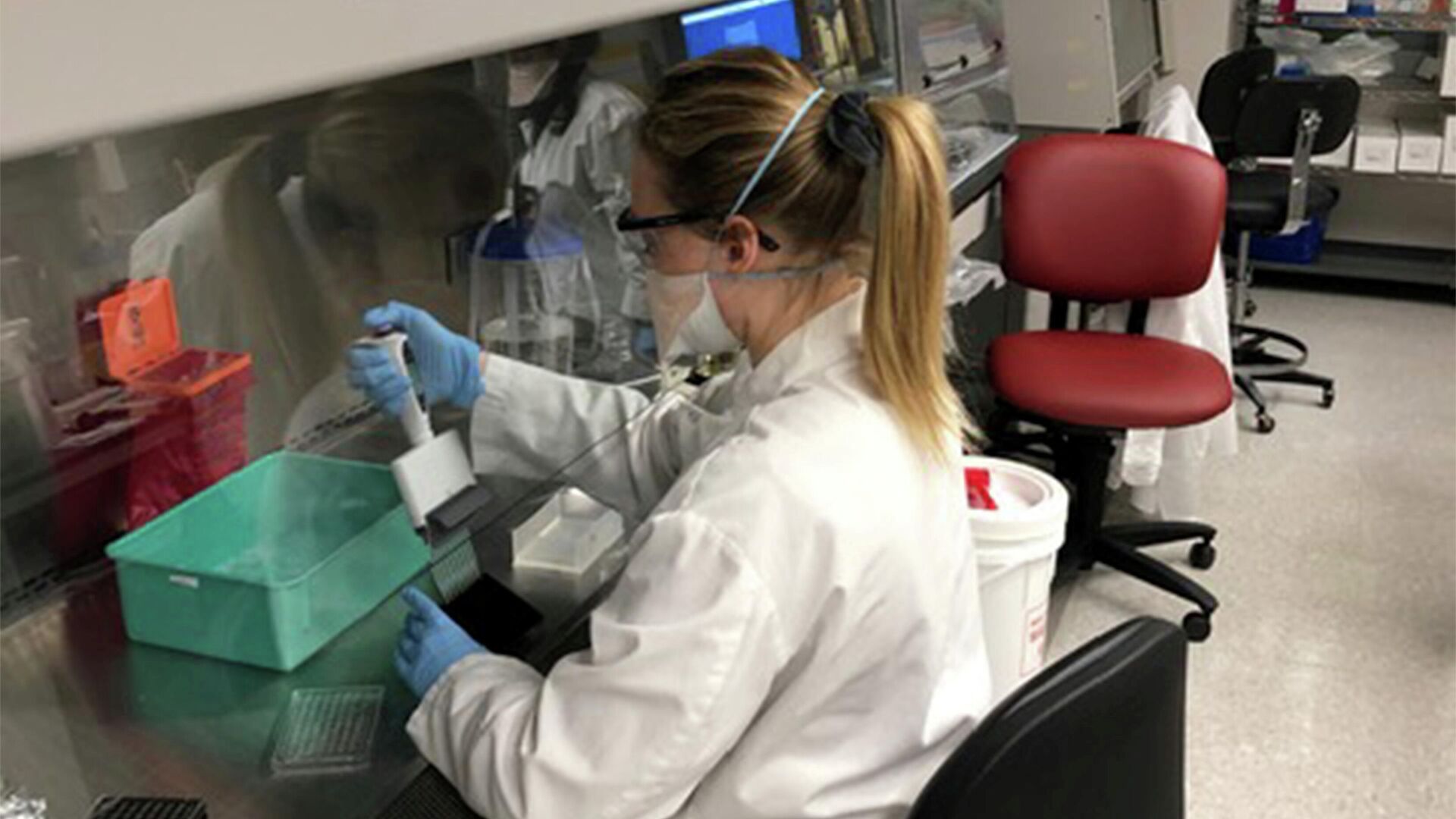 Сотрудница в лаборатории Pfizer во время разработки вакцины против коронавируса (COVID-19) в Перл-Ривер, Нью-Йорк - РИА Новости, 1920, 02.12.2020